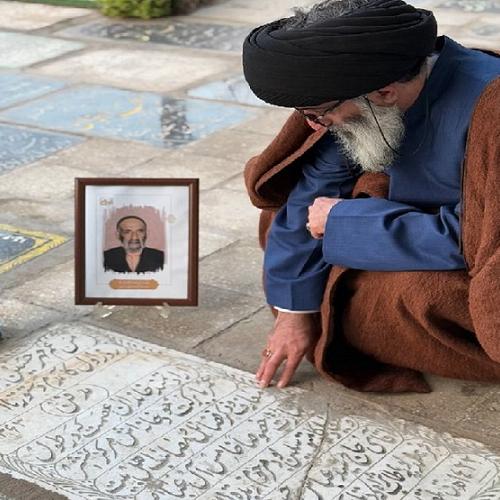 حضور استاد موسوی مطلق بر تربت مرحوم سیدعباس حسینی فرهمندپور معروف به سیدعباس شوف