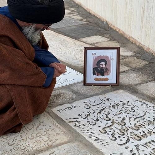 حضور استاد موسوی مطلق بر سر تربت آیت الله حاج سیدمرتضی فیروزآبادی