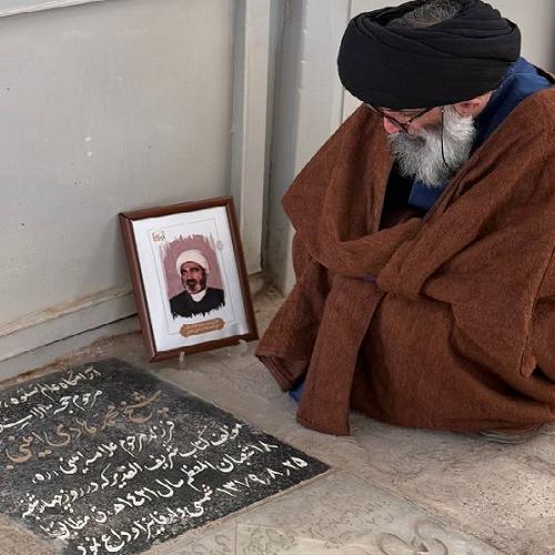 حضور استاد موسوی مطلق بر سر تربت مرحوم حجه الاسلام حاج شیخ محمدهادی امینی نجفی