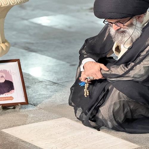 حضور استاد موسوی مطلق بر تربت آیات عظام حاج شیخ علی انصاری و میرزا محمدجواد انصاری